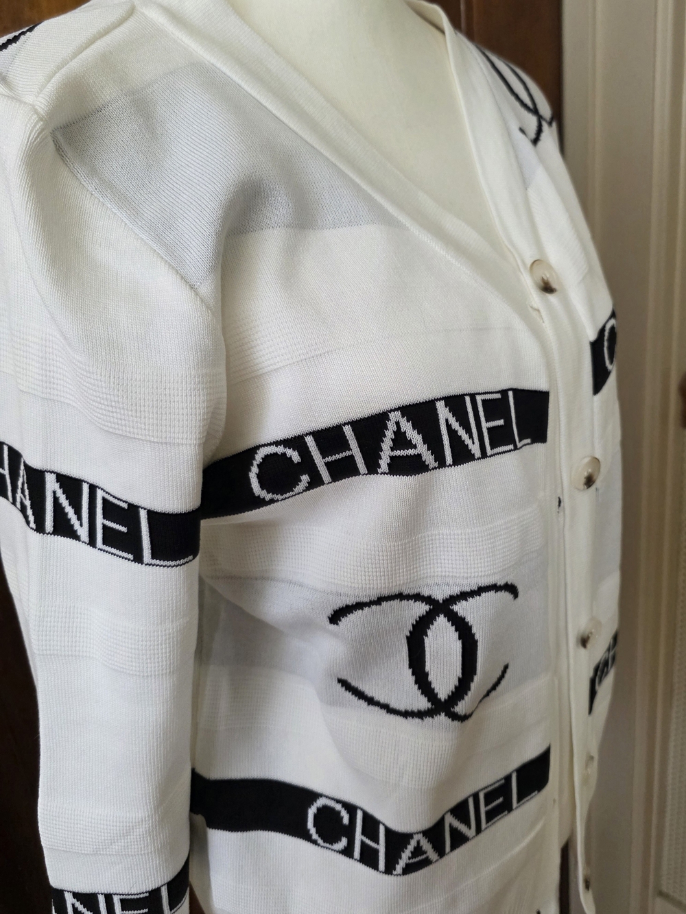 Chanel White CC Logo Cardigan - Picture 3 of 9